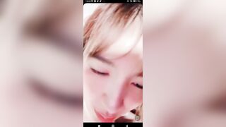 Em gái mới lớn ở nhà một mình nứng lồn quá lên app live thủ dâm cho bớt ngứa lồn