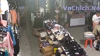 Hack Camera Shop quần áo phát hiện anh chủ tiệm địt em nhân viên bán hàng 2