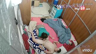 Giữ con nhỏ nữa đêm vợ nứng quá đè chồng ra bú cặc rồi địt sướng vl ra