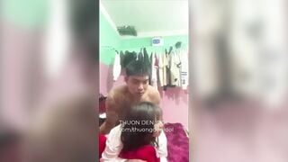 Lén xem sex sục cu bị con bạn thân phát hiện cho djt tung lồn