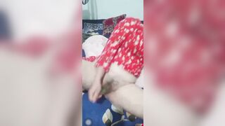 Chị gái mũm mĩm ở nhà một mình nứng lồn quá thủ dâm với dưa leo cho sướng lồn