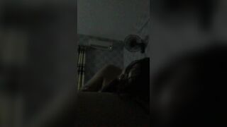 Em nó ngại nên phải tắt đèn