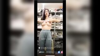 Như một thói quen em gái xinh lộ hàng khi đang livestream bán hàng trên Facebook