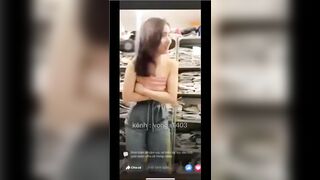 Như một thói quen em gái xinh lộ hàng khi đang livestream bán hàng trên Facebook