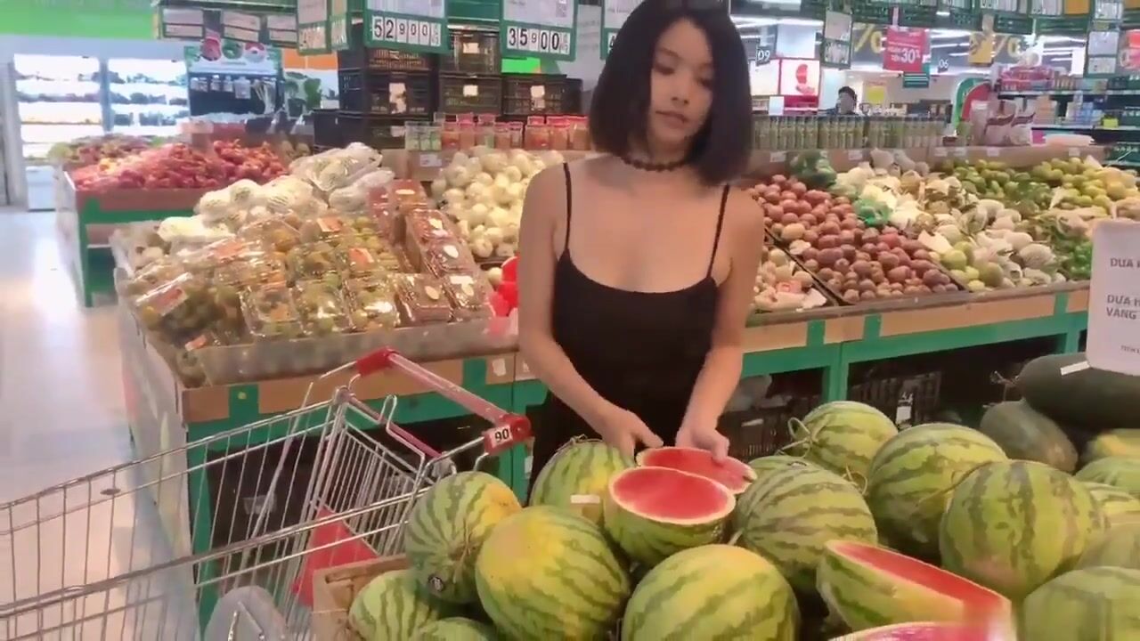 Em gái xinh đi siêu thị mua chày về thủ dâm