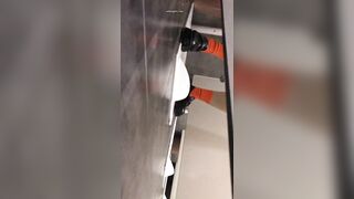 Quay lén đi wc