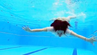 Những nàng tiên cá trần truồng xinh đẹp dưới bể bơi p1