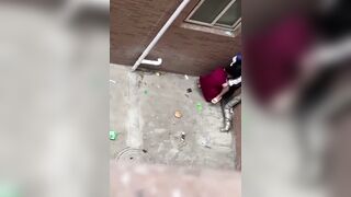 Hai em học sinh vào ngõ hú hí bị quay lén
