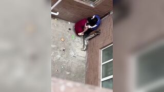 Hai em học sinh vào ngõ hú hí bị quay lén