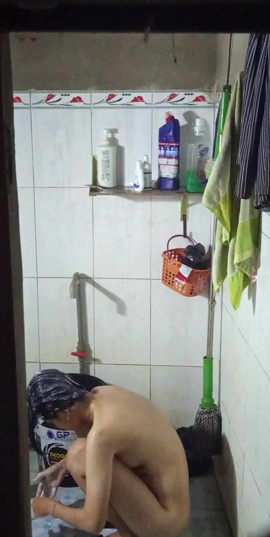 Quay lén nhỏ e dáng ngon tắm rửa lồn p6