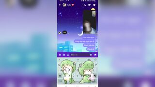 bé học sinh cho ny xem hàng