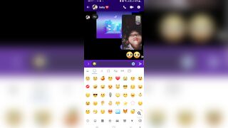 bé học sinh cho ny xem hàng