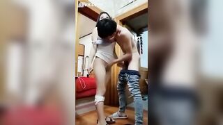 Đg thủ dâm bị thg bạn phát hiện nên tụt quần thg bạn ra djt luôn
