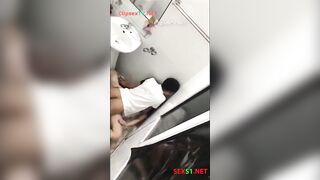 Phát hiện 2 e học sinh djt nhau trong toilet bị GVCN phát hiện