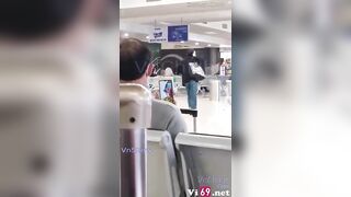 Trong lúc chờ máy bay bác trai video call về xem bác gái show bưởi 2