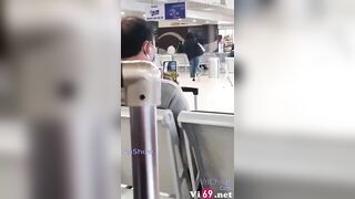 Trong lúc chờ máy bay bác trai video call về xem bác gái show bưởi 2