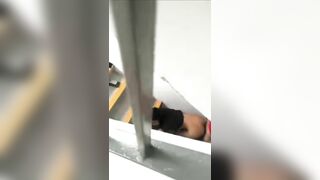 Quay lén công nhân địt nhau trong cầu thang đang nứng thì bị phát hiện