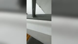 Quay lén công nhân địt nhau trong cầu thang đang nứng thì bị phát hiện