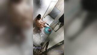 Quay lén e hàng xóm đi tắm thủ dâm bằng vòi nước lên đỉnh rên rjr