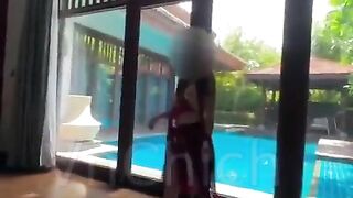 Đang bơi thì người lạ cởi quần gạ djt nên djt tại bể bơi luôn cho nóng