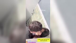 Phát hiện đôi học sinh đị nhau trong TTTM bị phát hiện và cái kết 2