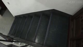 Cô gái không mặc quần lót bị anh hàng xóm phát hiện