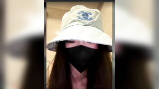 em gái lồn non đang thủ dâm trong nvs công cộng thì có người vào và cái kết
