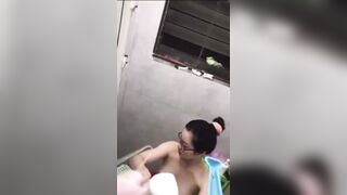 Quay lén em sinh viên vú to tắm