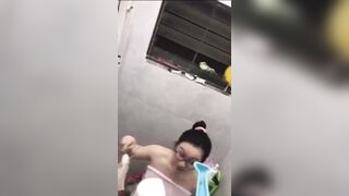 Quay lén em sinh viên vú to tắm