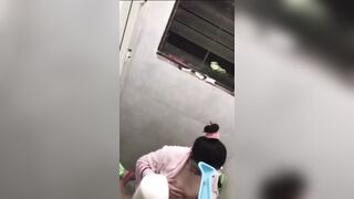 Quay lén em sinh viên vú to tắm