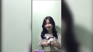 Thiếu nữ Việt Nam khỏa thân khoe lông mu 2