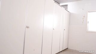 2 bạn học sinh vào toilet trường bú cu