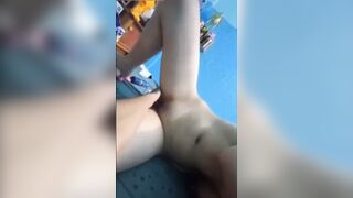 Quay video thì bị em nó phát hiện,nhõng nhéo không cho quay nhưng vẫn bú cặc vì nứng