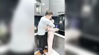 Mời bạn sang nhà chơi mà bạn đè luôn con vợ mình ra bạn địt cay đ chịu được