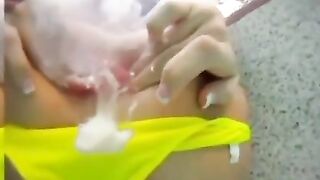 banh lỗ đít trong hồ bơi bắn sữa tùm lum