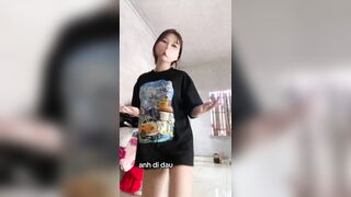 Bố mẹ vắng nhà, em mẫn tân thủ dâm nhìn cực nứng