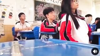 Lén sờ vú bạn thân ngay trong giờ học bị bạn quay lén