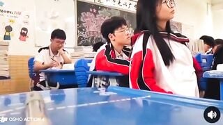 Lén sờ vú bạn thân ngay trong giờ học bị bạn quay lén