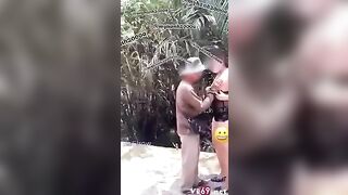 Phải bóp vú em mới mua vé số chó anh cơ =)) anh bán vé số bất lực cmnl