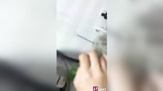 Bất ngờ mở cửa vào tắm chung với cô bạn thân 2