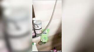 Bất ngờ mở cửa vào tắm chung với cô bạn thân 2