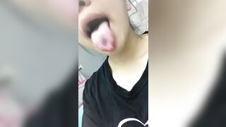 Con nhỏ nì, mới tí tuổi đầu, đã làm trò khó coi, tự quay clip rồi đăng lên MXH!