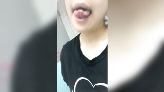 Con nhỏ nì, mới tí tuổi đầu, đã làm trò khó coi, tự quay clip rồi đăng lên MXH!