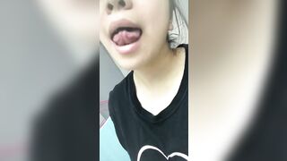 Con nhỏ nì, mới tí tuổi đầu, đã làm trò khó coi, tự quay clip rồi đăng lên MXH!