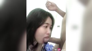 Ba gọi điện thoại đúng lúc đang bú cu trai em vừa nghe vừa bú ngon lành