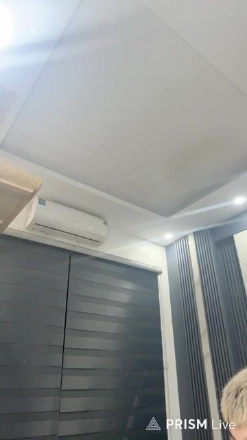 Các em gái xinh livestream show hàng 2