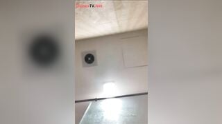 Quay lén e học sinh tắm rửa lồn bóp vú bị phát hiện