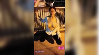 em gái lên cầu vượt cùng bạn trai để khỏa thân