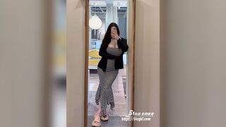 cha mẹ tôi không có ở nhà và tôi đã quan hệ tình dục với chị gái trên ghế sofa
