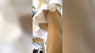 quay lén dưới váy gái xinh trong quán cà phê
